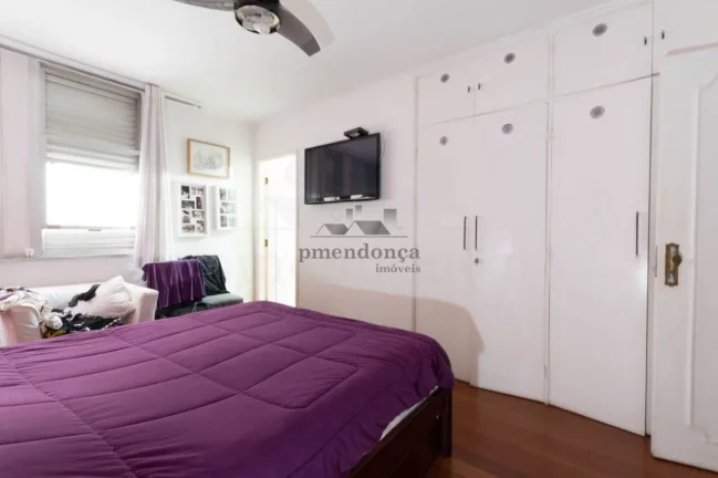 Imagem Apartamento com piso de tábuas largas, reformado e bem iluminado, janelas grandes, dormitórios com...