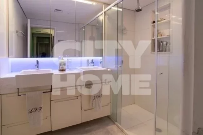 Imagem Apartamento de 238m² resultado de uma junção de dois aptos criada pela construtora durante a obra...