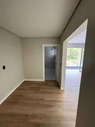 Imagem Sobrado com 3 dormitórios sendo 2 suítes e 1 master e 2 vagas de garagem, Camboriú/SC