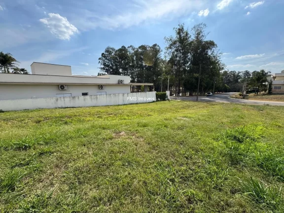 Imagem OPORTUNIDADE! Lote com 450m² em frente ao lago e no asfalto em condomínio fechado - Ninho Verde I