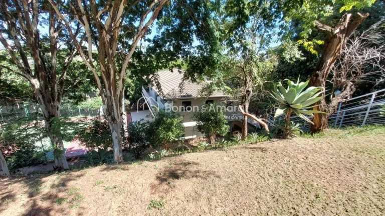Imagem Este terreno, de 300 m², está localizado na parte mais baixa do condomínio e conta com uma topogr...