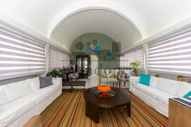 Imagem Charmosa cobertura triplex em Higienópolis, com varanda ampla e agradável.