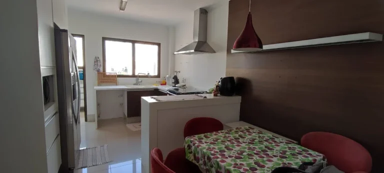 Imagem Cobertura 246M², 3Q, 3 Suítes, Sala bem ventilada, 4 Banheiros, 3 Vagas, Depósito, Churrasqueira, Piscina, Split, Salão de festas, Playground, Jardim.