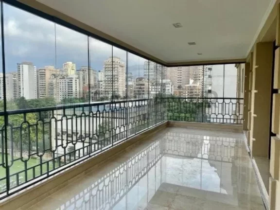 Imagem Com uma área privativa de 315m2, este apartamento luxuoso conta com um espaçoso living para três ambientes, sala de jantar e sala de almoço, além de u