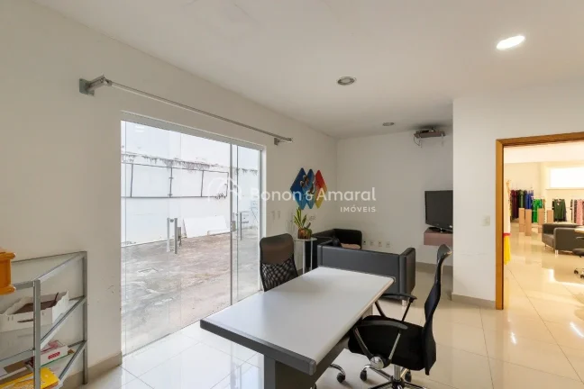 Imagem Apresentamos um galpão comercial com infraestrutura completa, ideal para empresas que buscam um esp...