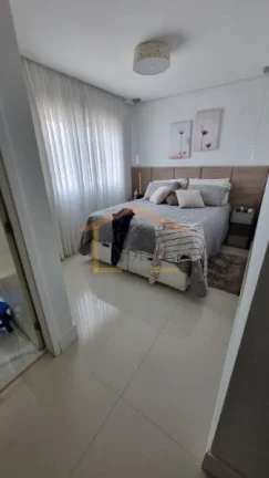 Imagem Apartamento com 134m², 3 dormitórios, sendo 3 suítes. Sala e varanda com piso nivelado, todo em p...