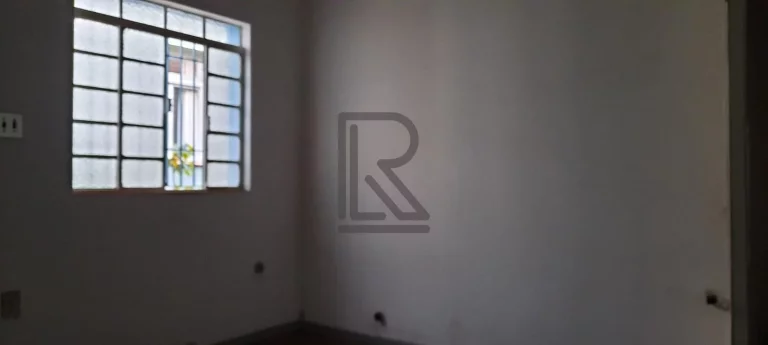 Imagem Oportunidade Imperdível: Casa Antiga em Localização Estratégica com Potencial Comercial!