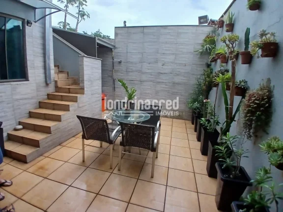 Imagem Ótima Casa no Conjunto Maria Cecília: 3 Dormitórios, 1 Suíte, 8 Placas Solares e 174m² de Construção em Terreno de 200m² – Aproveite essa Oportunidade!