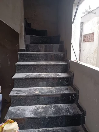 Imagem Casa tipo sobrado, independente , garagem c/vaga livre e quintal em São Vicente!