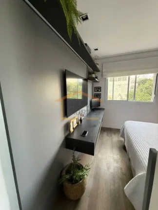 Imagem Apartamento mobiliado com 180 m², 3 dormitórios, sendo 3 suítes, 4 banheiros, 3 vagas e varanda. ...