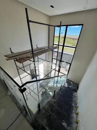 Imagem Casa assobradada mobiliada, 3 suítes com sacada, closet, piscina, churrasqueira, placas solares, 4 vagas, casa inteligente e acabamento premium