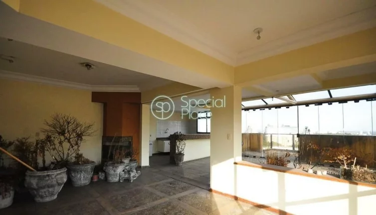 Imagem Amplo apartamento à venda com 6 quartos, sendo 3 suítes, e 6 banheiros no total. Este apartamento ...