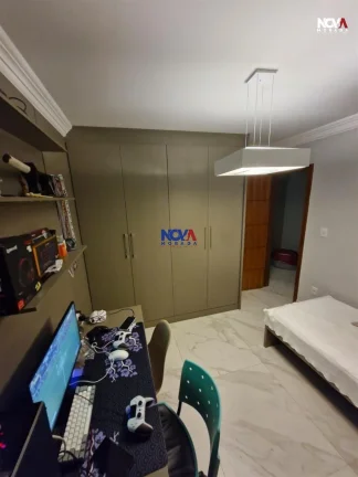 Imagem Conheça esta deslumbrante casa triplex, com 280m de área privativa, localizada no condomínio no R...
