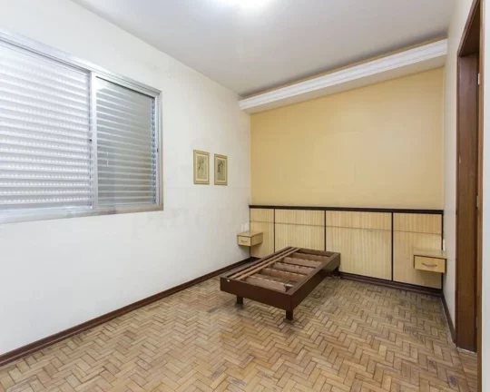 Imagem Apartamento amplo com piso de tacos, living para 02 ambientes, lavabo, 04 dormitórios sendo 01 suí...