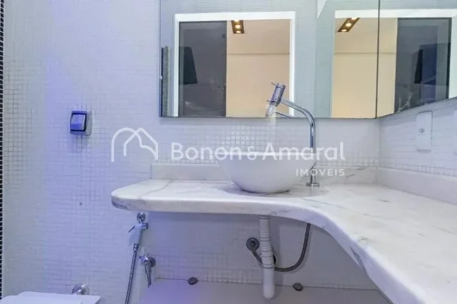 Imagem Amplo imóvel com 2 suítes e 2 banheiros à venda. Oferece conforto e comodidade em um condomínio ...