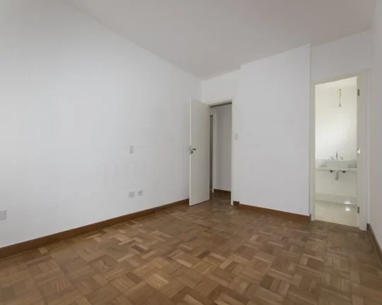 Imagem Belíssimo apartamento, totalmente reformado , amplas janelas, ensolarado, 04 dormitórios , banheir...