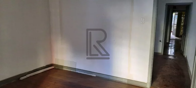Imagem Oportunidade Imperdível: Casa Antiga em Localização Estratégica com Potencial Comercial!
