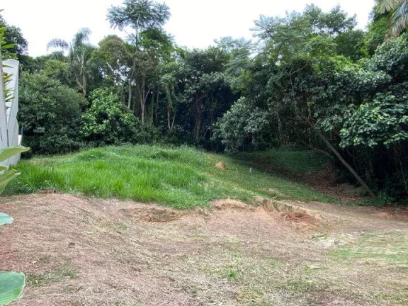 Imagem Excelente lote de 842m² em aclive e com fundo e lateral para área preservad