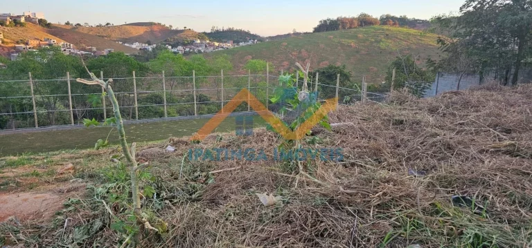 Imagem Seu refúgio de tranquilidade e segurança espera por você! Viva cercado pela natureza e com toda a segurança que um condomínio fechado pode oferecer! Este lote de 339m² é perfeito para construir o lar