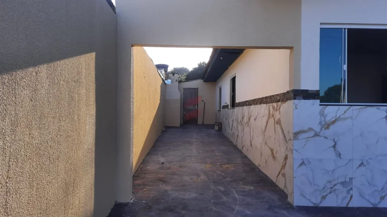 Imagem VENDO UMA BELÍSSIMA CASA EM PIRAQUARA
BAIRRO : JARDIM SANTA HELENATerreno com 560 metros quadrados sendo 14x40, área construída 144m2
A casa disponibiliza de: 
- 3 suites e mais 1 banheiro social
- Banheiros com box e revestimento de porcelanato
- Sala de