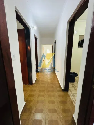 Imagem Casa térrea ampla com quintal gramado em localização estratégica.