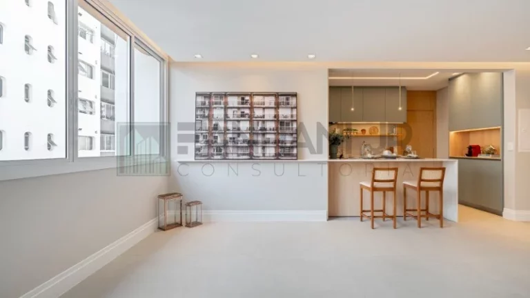 Imagem Venha se encantar com este apartamento de 130m² totalmente reformado, localizado no coração da Vila Nova Conceição. Com 2 quartos, sendo 1 suíte, es
