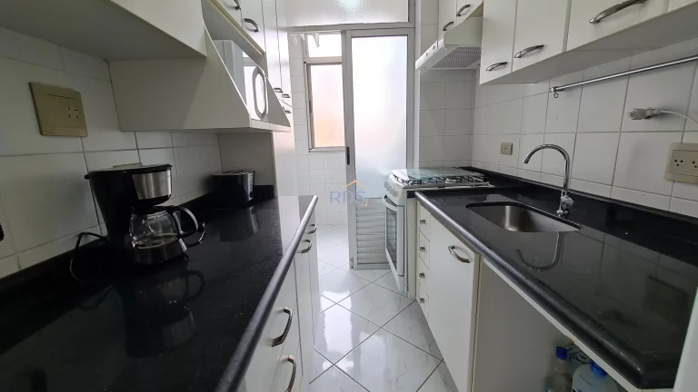 Imagem Vende um aconchegante apartamento de 51m², com dois dormitórios sendo uma suíte, uma vaga coberta