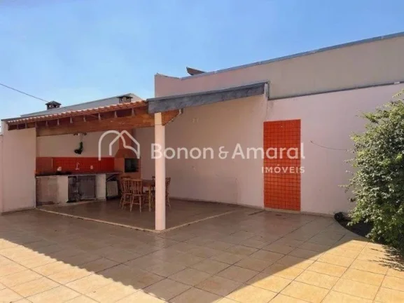 Imagem .Casa conta com sala de estar; sala de jantar com cozinha integrada; despensa; área de serviço; um...