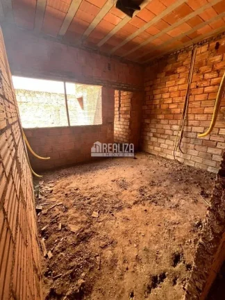 Imagem Casa padrão semiacabada à venda no bairro Lourdes em Uberaba