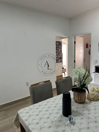 Imagem Charmosa Casa com 2 Quartos, Edícula e Amplo Quintal - Ambientes Frescos e Arejados