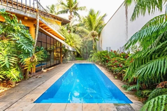 Imagem Casa de Luxo no Jardim Europa: 5 Quartos, 3 Suítes, 4 Salas, 10 Vagas de Garagem, 600m² - Venda ou Locação em SP