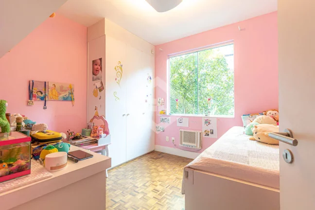 Imagem Casa Triplex de 4 Quartos para Venda no Humaitá com 595 m²