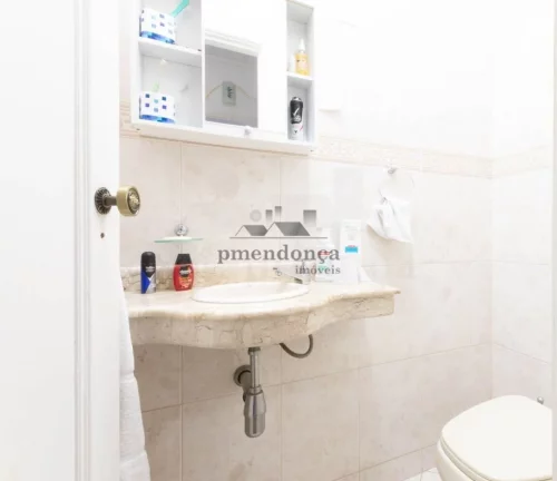 Imagem Apartamento com piso de tábuas largas, reformado e bem iluminado, janelas grandes, dormitórios com...