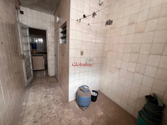 Imagem Oportunidade Para Reforma - Apartamento Vista Mar com 2 dormitórios e 1 vaga escriturada em prédio com portaria 24hrs e elevador por R$ 890.000,00