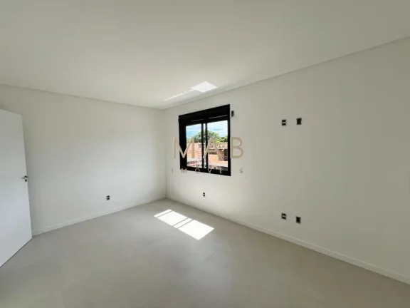 Imagem Imperdível casa à venda em Florianópolis-SC, no bairro Ingleses do Rio Vermelho, com 3 quartos, 3 suítes e 150m² de área.
