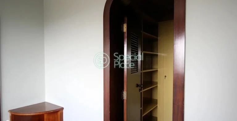 Imagem Amplo apartamento à venda com 4 quartos, sendo 2 suítes, e 4 banheiros no total. Este apartamento ...