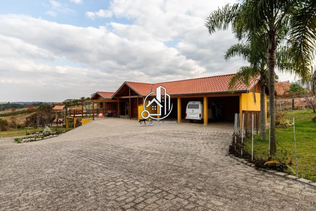 Imagem Casa de Madeira em Garapeira | 200m² | 2 Quartos (1 Suíte) | Terreno 3.561m² | Condomínio Fechad...