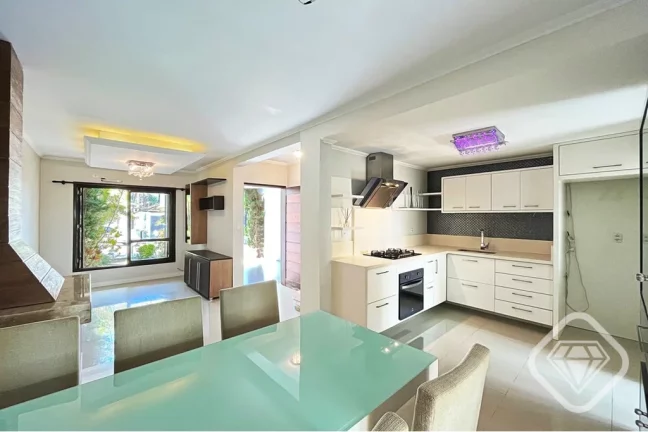 Imagem Sobrado 3 dormitórios, suíte com sacada, lareira e espaço gourmet. Bairro Hípica, Zona Sul de Po...