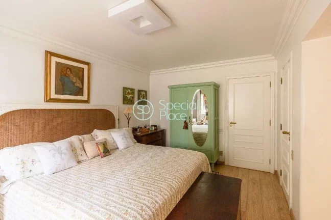 Imagem Belíssimo apartamento com 264 m² de área privativa, living com pé direito duplo, lareira, mezani...