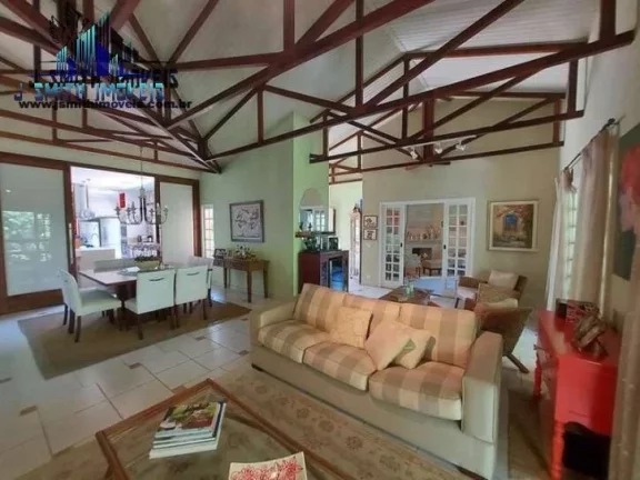 Imagem Casa com privacidade cercada de Ã¡reas verdes preservadas do prÃ³prio condomÃ­nio.
- O condomÃ­nio Ã...