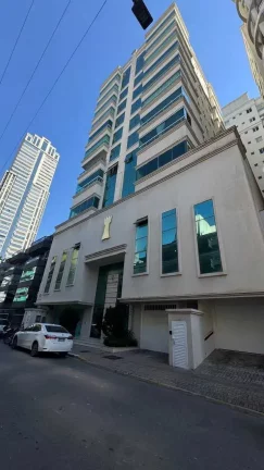 Imagem Apartamento frente mar com 3 suítes e 3 vagas de garagem em Meia Praia - Itapema/SC