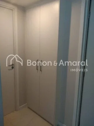 Imagem Apartamento de 57m² completo em armários planejados e com ar condicionado na sala e nos quartos. S...