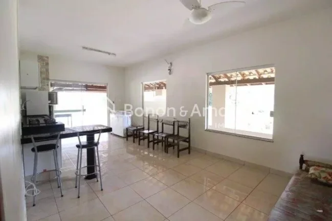 Imagem Lindíssima chácara em Sumaré, sendo a casa principal reformada recentemente com 2 quartos, sendo ...