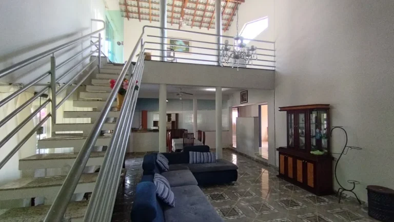Imagem Linda casa com 03 suítes em terreno que dispõe de 2.131m² Condomínio Residencial Village da Serra!