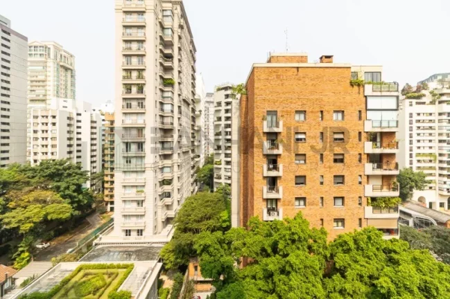 Imagem Venha se surpreender com essa incrível residência de luxo! Com 3 suítes espaçosas, sendo a suíte do casal com 2 banheiros, você terá todo o conforto