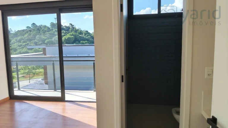 Imagem Casa de luxo em condomínio à venda em localização privilegiada: 4 quartos, 4 suítes, 3 salas, 5 banheiros, 2 vagas de garagem.