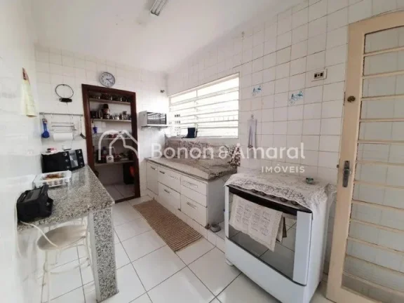 Imagem Casa térrea à venda na região do Taquaral, com 220m² de área construída, terreno de 300m², ga...