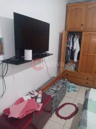 Imagem Apartamento com 2 dormitórios à venda, 81 m² por R$ 220.000,00 - Vinhateiro - São Pedro da Aldeia/RJ