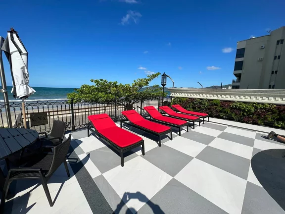 Imagem Mobiliado com 4 dormitórios à venda sendo 4 suítes, 180.0 m² por - R$ 10.900.000,00 - Meia Praia - Itapema/SC