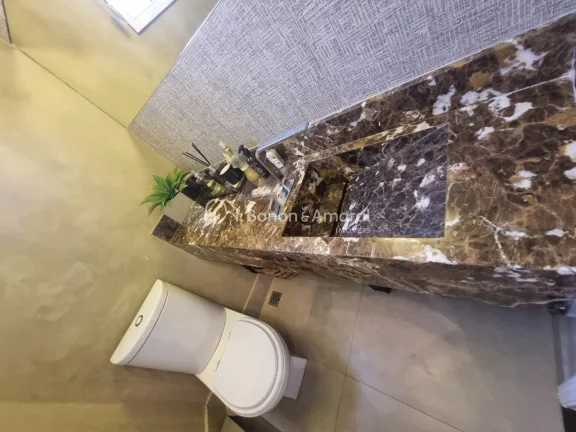 Imagem Este moderno sobrado, bem localizado dentro do condomínio, oferece 2 quartos, sendo uma suíte com ...